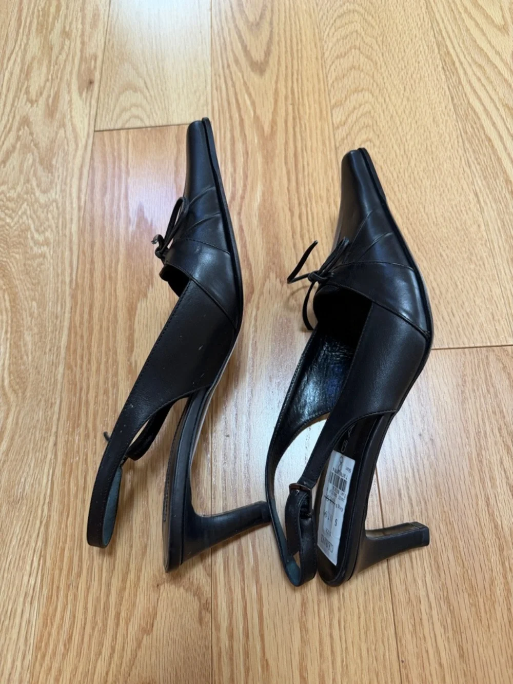 Via Spiga Women’s 8, black janie slingback pointed toe heels. - Picture 4 of 10